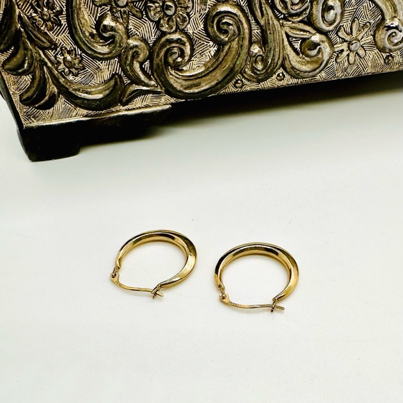 Vintage 14 KT Gold Small Hoop Earrings - Picture 3 of 13